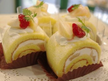 白桃のロールケーキ