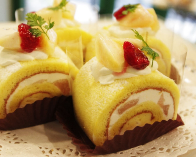 白桃のロールケーキ
