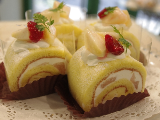 白桃のロールケーキ