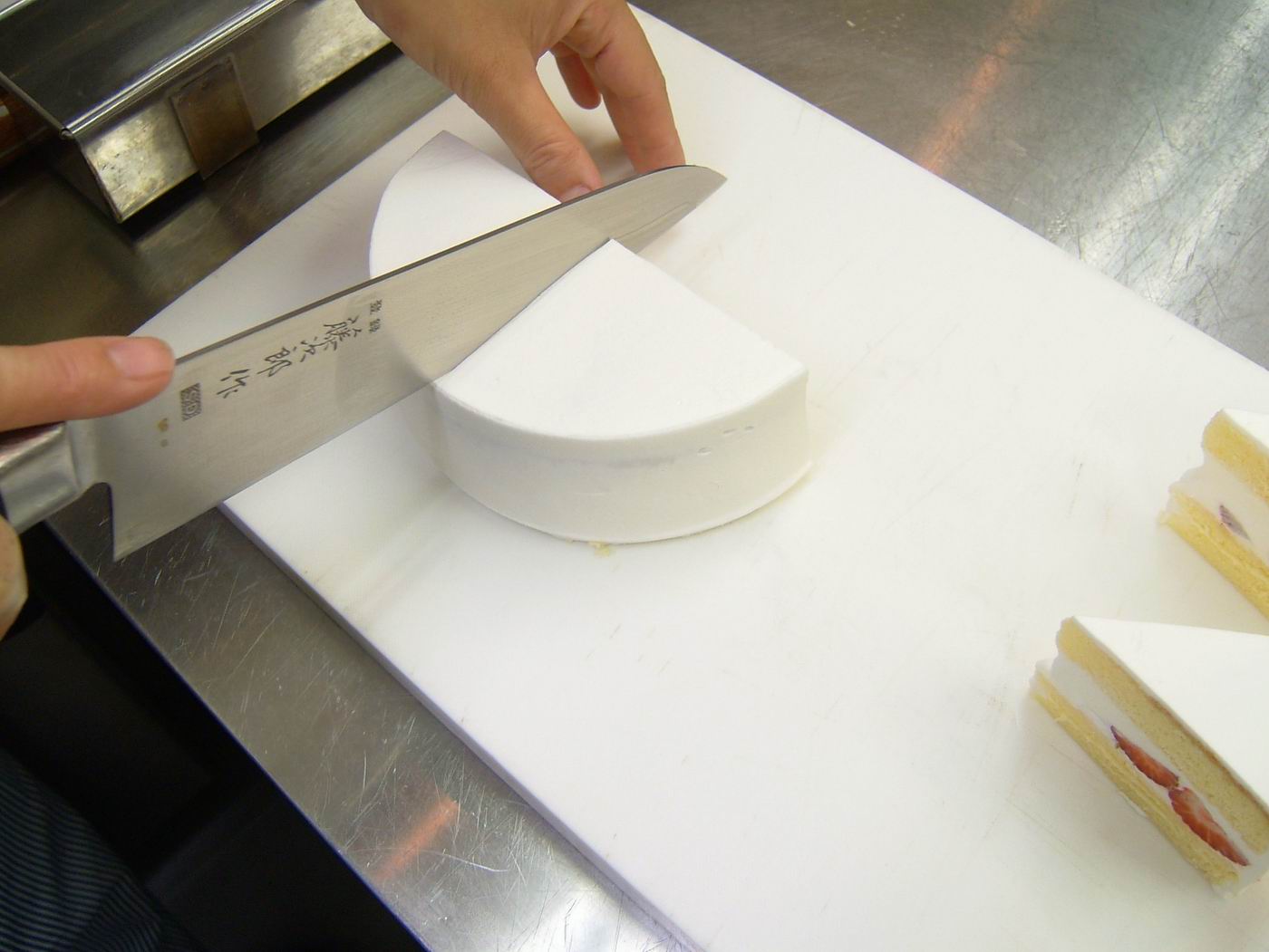 ケーキを慎重に切る