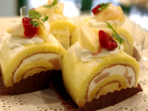 白桃のロールケーキ
