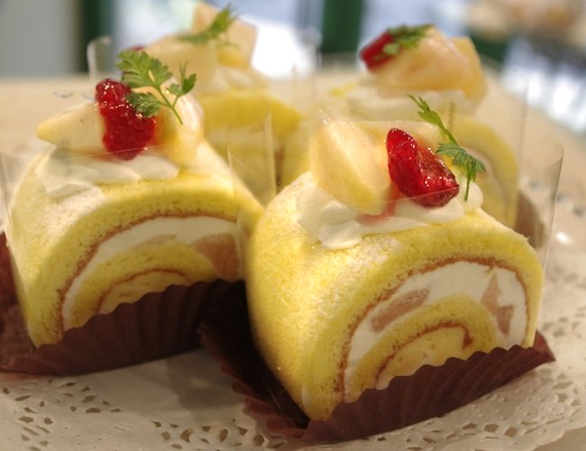 白桃のロールケーキ